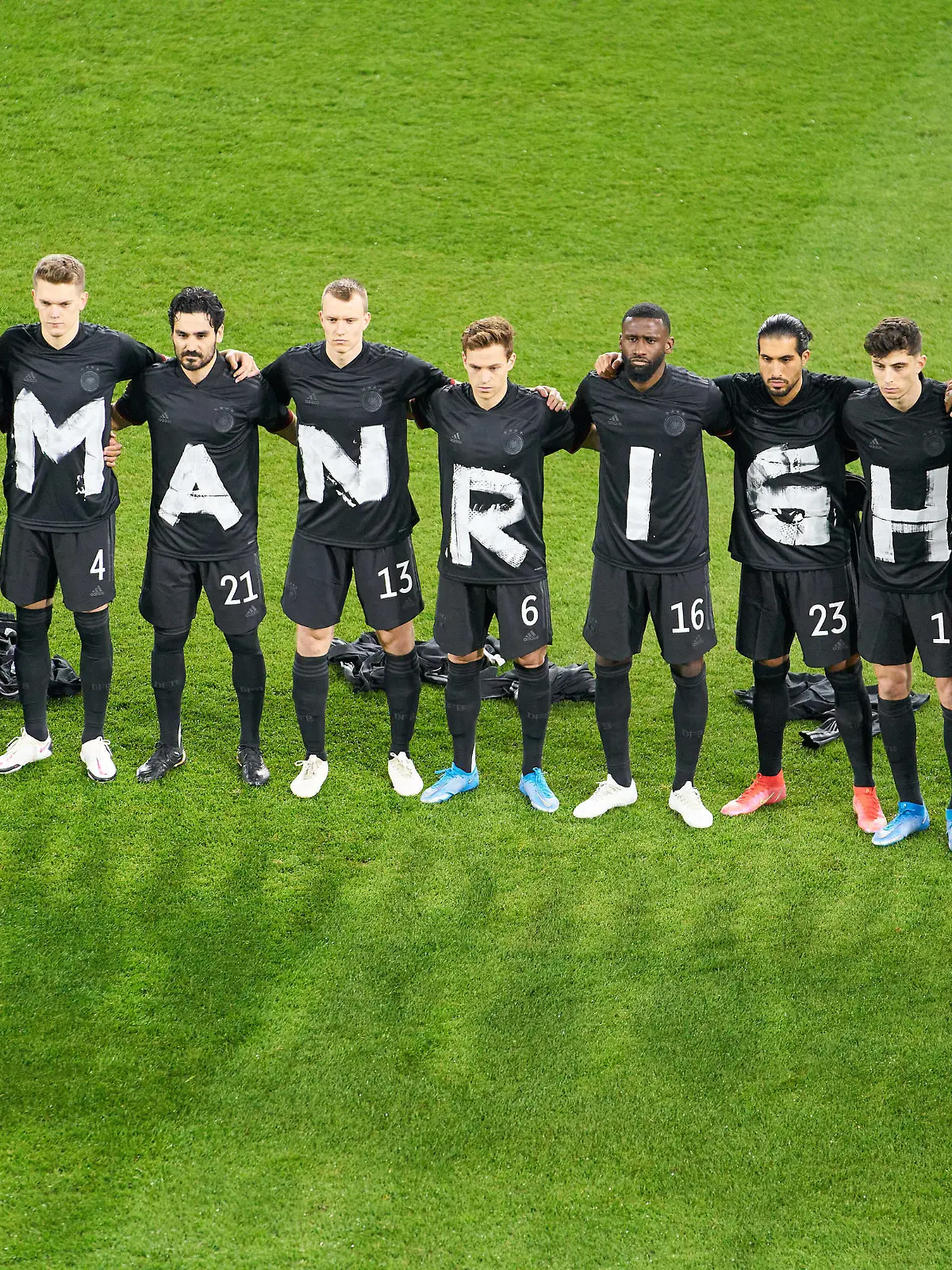 Sport Themen der Woche KW12 Team photo for Human Rights, Menschenrechte in the match GERMANY - ICELAND Deutschland - ISLAND Qualification for World Championships, WM Quali, Season 2020/2021, March 25, 2021 in Duisburg, Germany.