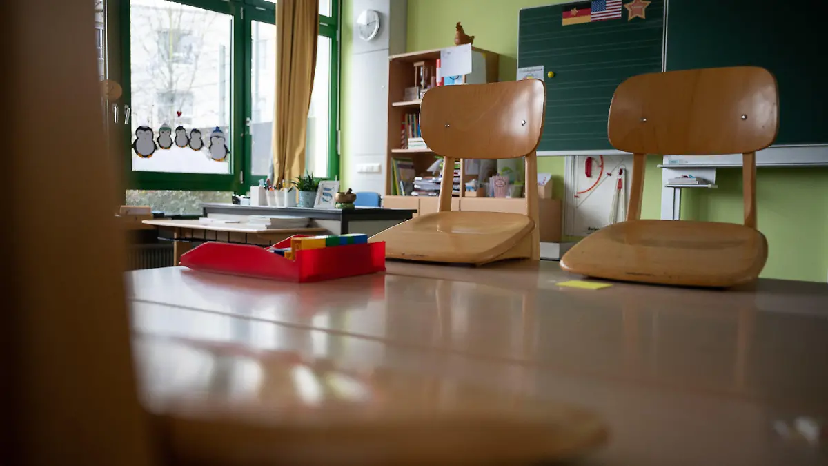 28.01.2021, Baden-Württemberg, Denkendorf: Ein leeres Klassenzimmer an einer Grundschule. Am 29. Januar findet eine landesweite Online-Schulleitungstagung der Bildungsgewerkschaft GEW unter dem Titel «Schulleitung in der Krise?» statt. Foto: Sebastian Gollnow/dpa +++ dpa-Bildfunk +++