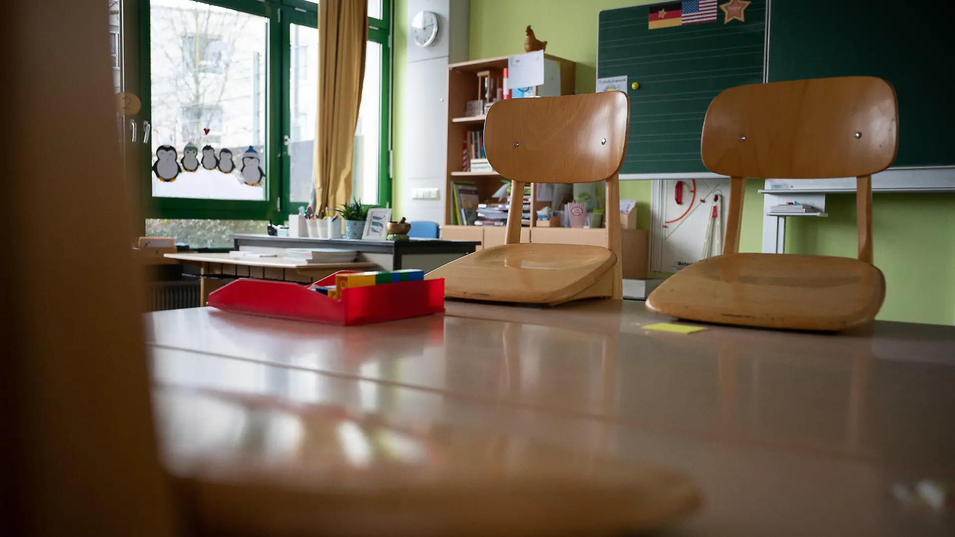 28.01.2021, Baden-Württemberg, Denkendorf: Ein leeres Klassenzimmer an einer Grundschule. Am 29. Januar findet eine landesweite Online-Schulleitungstagung der Bildungsgewerkschaft GEW unter dem Titel «Schulleitung in der Krise?» statt. Foto: Sebastian Gollnow/dpa +++ dpa-Bildfunk +++