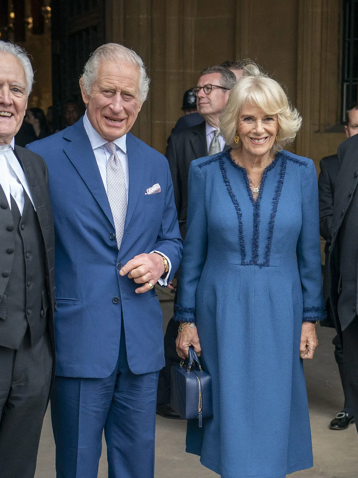 02.05.2023, Großbritannien, London: König Charles III. (2.v.l) und Königsgemahlin Camilla mit Lord McFall of Alcluith (l), Sprecher des Oberhauses, und Sir Lindsay Hoyle (r), Sprecher des Unterhauses, bei ihrem Besuch in der «Westminster Hall» im Palace of Westminster, während sie an einem Empfang vor der Krönung teilnehmen. Die Krönungszeremonie von König Charles III. wird am 6. Mai 2023 stattfinden. Foto: Arthur Edwards/PA Wire/dpa +++ dpa-Bildfunk +++