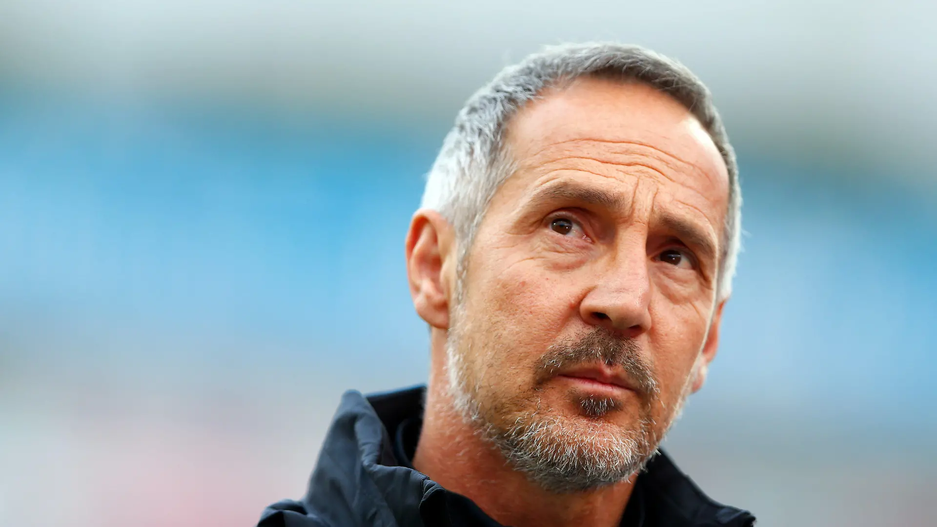 24.04.2021, Nordrhein-Westfalen, Leverkusen: Fußball: Bundesliga, Bayer Leverkusen - Eintracht Frankfurt, 31. Spieltag in der BayArena. Frankfurts Trainer Adi Hütter vor dem Spiel. WICHTIGER HINWEIS: Gemäß den Vorgaben der DFL Deutsche Fußball Liga bzw. des DFB Deutscher Fußball-Bund ist es untersagt, in dem Stadion und/oder vom Spiel angefertigte Fotoaufnahmen in Form von Sequenzbildern und/oder videoähnlichen Fotostrecken zu verwerten bzw. verwerten zu lassen. Foto: Thilo Schmuelgen/Reuters-Pool/dpa +++ dpa-Bildfunk +++