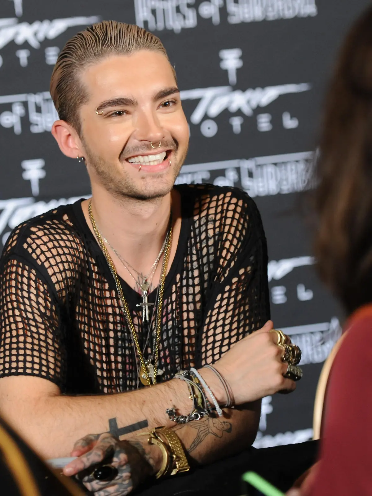 Bei manchen Fragen muss Bill Kaulitz laut lachen, denn in diesem Intimverhör geht's echt zur Sache.