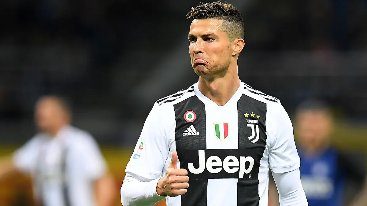 Soccer Football - Serie A - Inter Milan v Juventus - San Siro, Milan, Italy - April 27, 2019   Juventus' Cristiano Ronaldo gestures   REUTERS/Daniele Mascolo