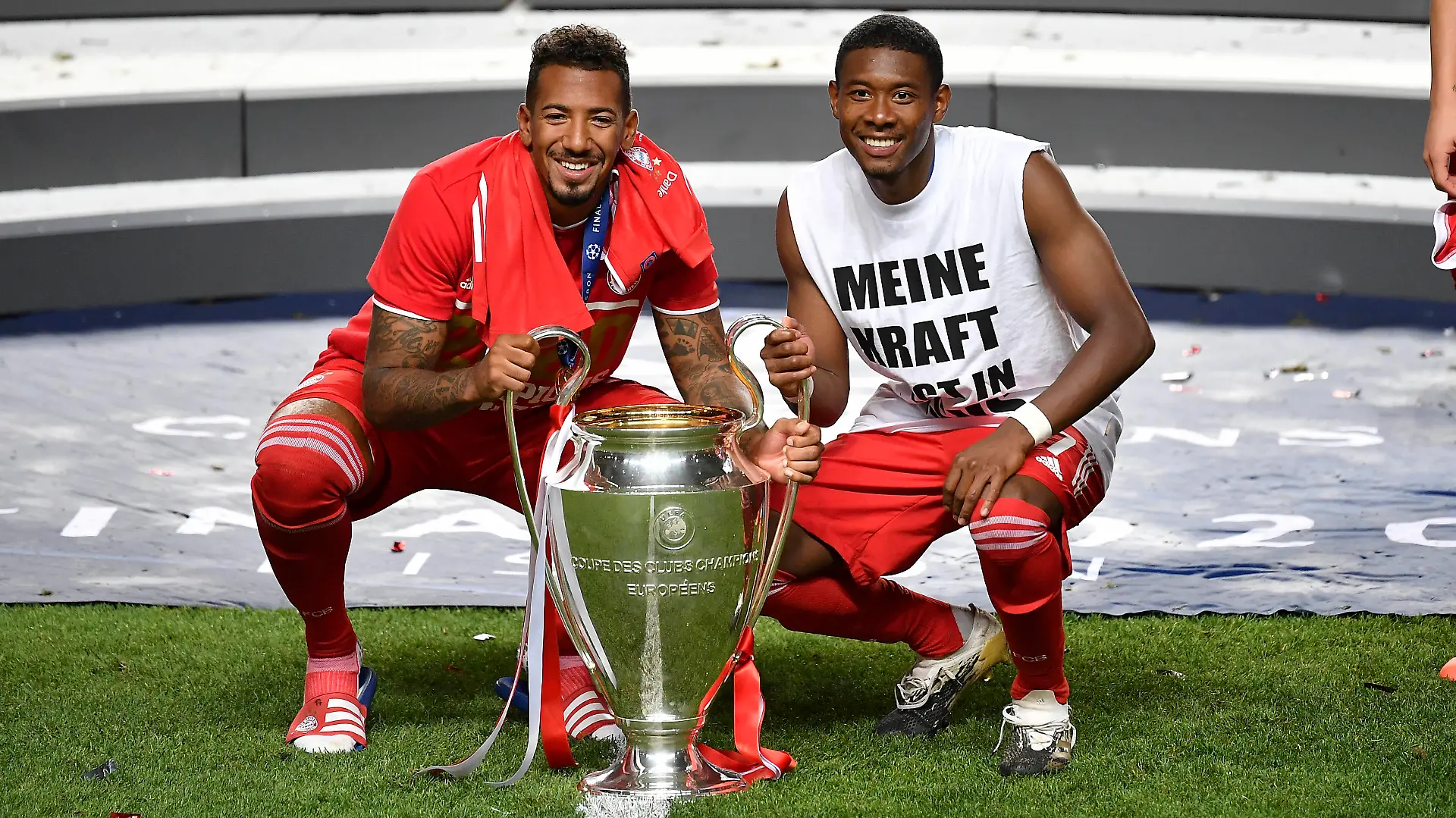 Fussball Champions League/ Finale/ Paris St. Germain - Bayern Muenchen Siegerehrung, v.l. Jerome BOATENG M, David ALABA M mit Pokal Fussball Champions League, Finale, Paris St. Germain PSG - FC Bayern Muenchen M, am 23.08.2020 im Estadio da Luz in Lissabon/ Portugal. FOTO: Frank Hoermann/ SVEN SIMON/ Pool NO use of any use photographs as image sequences and/or quasi-video Editorial Use ONLY National and International News Agencies OUT Lissabon Estadio da Luz Portugal *** Football Champions League Final Paris St Germain Bayern Muenchen Award ceremony, by Jerome BOATENG M , David ALABA M with Cup Football Champions League, Final, Paris St Germain PSG FC Bayern Muenchen , on 23 08 2020 at the Estadio da Luz in Lisbon Portugal PHOTO Frank Hoermann SVEN SIMON Pool NO use of any use photographs as image sequences and or quasi video Editorial Use ONLY National and International News Agencies OUT Lisbon Estadio da Luz Portugal Poolfoto SVEN SIMON/ Frank Hoermann/ Pool ,EDITORIAL USE ONLY