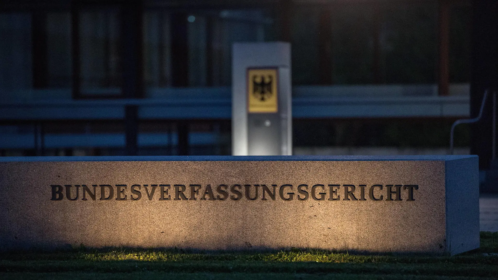  am 27.02.2018 in Karlsruhe Bundesverfassungsgericht, Germany BVG bei Nacht erstrahlt der Schriftzug im Scheinwerferlicht. Karlsruhe Bundesverfassungsgericht Baden-Württemberg Germany *** on 27 02 2018 in Karlsruhe Federal Constitutional Court Germany BVG at night the lettering shines in the spotlight Karlsruhe Federal Constitutional Court Baden Württemberg Germany