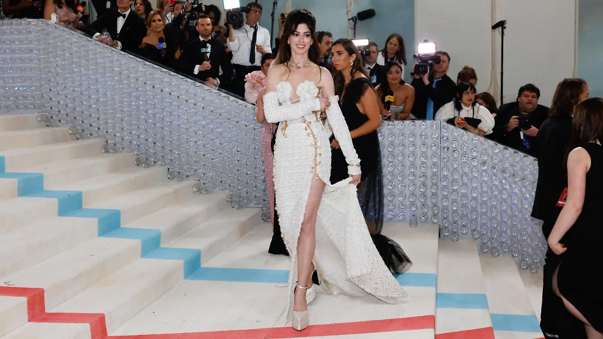 Anne Hathaway arrives on the red carpet for The Met Gala at The Metropolitan Museum of Art celebrating the opening of Karl Lagerfeld: A Line of Beauty in New York City on Monday, May 1, 2023. PUBLICATIONxINxGERxSUIxAUTxHUNxONLY NYP202305012968 JOHNxANGELILLO