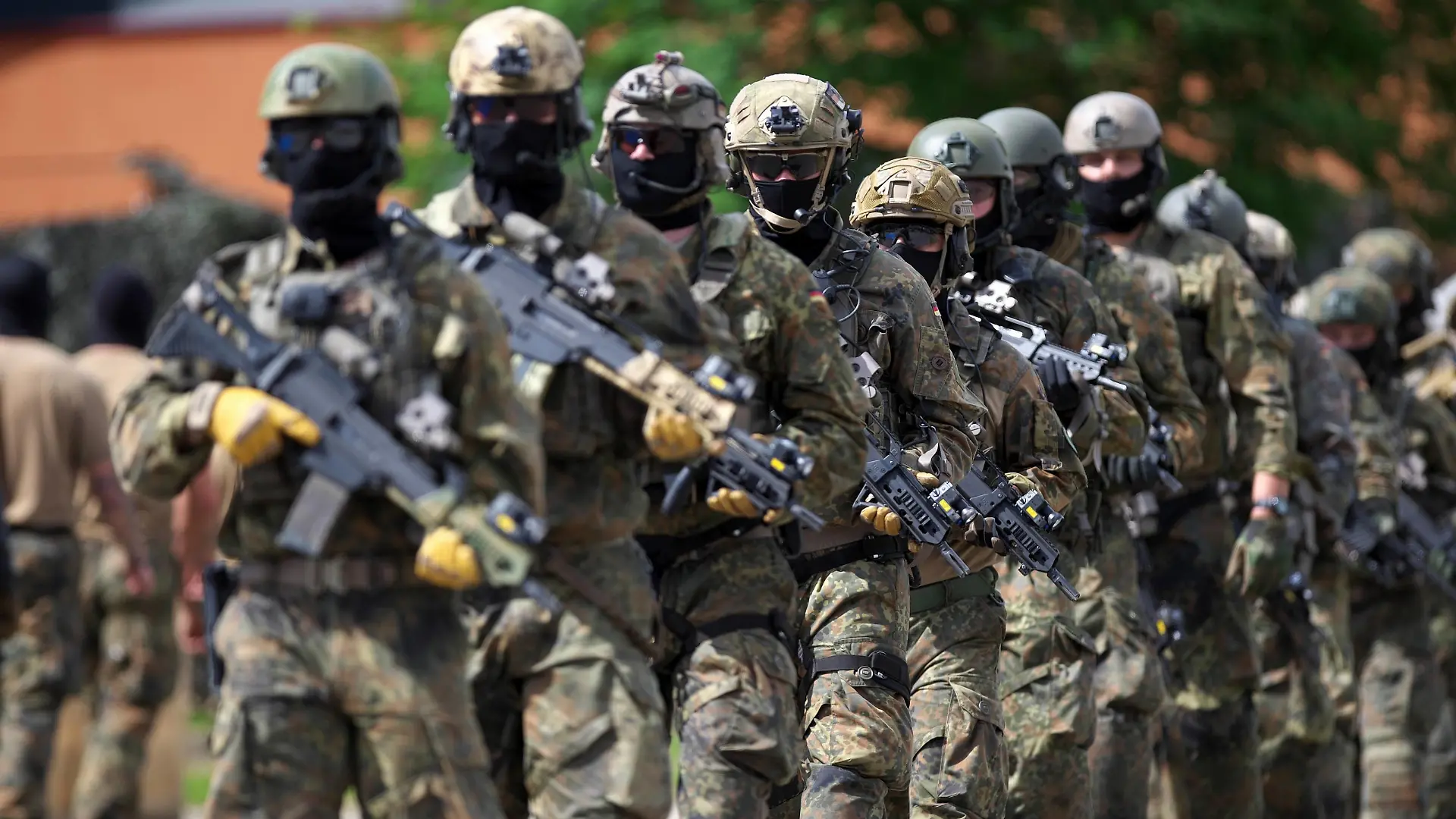 Spezialisierte Kräfte Heer mit erweiterter Grundbefähigung SpzlKrH EGB nach einer Vorführung am Tag der Bundeswehr 2019 beim Ausbildungszentrum Spezielle Operationen AusbZSpzlOp in Pfullendorf. Am Ausbildungszentrum Spezielle Operationen in Pfullendorf werden unter anderem Spezialkräfte der Bundeswehr und Spezialisierte Kräfte mit erweiterter Grundbefähigung SpzlKrH EGBausgebildet. Anlässlich des Tag der Bundeswehr am 15. Juni 2019 hat der Standort für die Öffentlichkeit seine Tore geöffnet. Unter anderem zeigte das Kommando Spezialkräfte eine Geiselbefreiung mit Unterstützung von zwei Helikoptern Airbus H145M SOF. Die III. Inspektion des Ausbildungszentrum Spezielle Operationen zeigte mit EGB-Soldaten Fallschirmjäger mit erweiterter Grundbefähigung das Eindringen in ein Gebäude und die Festsetzung einer Person sowie Übungen aus d