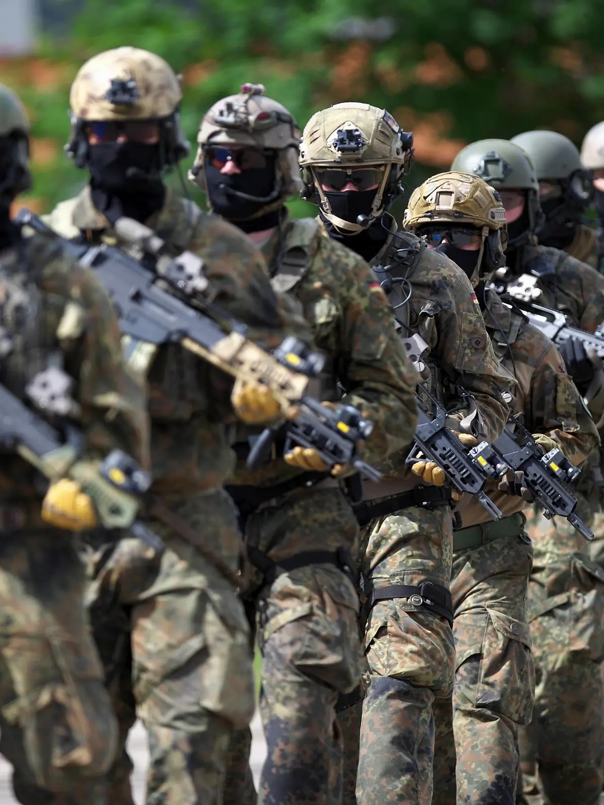  Spezialisierte Kräfte Heer mit erweiterter Grundbefähigung SpzlKrH EGB nach einer Vorführung am Tag der Bundeswehr 2019 beim Ausbildungszentrum Spezielle Operationen AusbZSpzlOp in Pfullendorf. Am Ausbildungszentrum Spezielle Operationen in Pfullendorf werden unter anderem Spezialkräfte der Bundeswehr und Spezialisierte Kräfte mit erweiterter Grundbefähigung SpzlKrH EGBausgebildet. Anlässlich des Tag der Bundeswehr am 15. Juni 2019 hat der Standort für die Öffentlichkeit seine Tore geöffnet. Unter anderem zeigte das Kommando Spezialkräfte eine Geiselbefreiung mit Unterstützung von zwei Helikoptern Airbus H145M SOF. Die III. Inspektion des Ausbildungszentrum Spezielle Operationen zeigte mit EGB-Soldaten Fallschirmjäger mit erweiterter Grundbefähigung das Eindringen in ein Gebäude und die Festsetzung einer Person sowie Übungen aus d