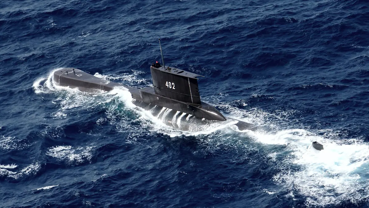 06.10.2014, Indonesien, Tuban: Das U-Boot KRI Nanggala der indonesischen Marine fährt in den Gewässern vor Ost-Java (Luftbild aus einer indonesischen Marine-Hubschrauber). Das mit 53 Seeleuten an Bord vermisste indonesische Militär-U-Boot liegt vermutlich 600 bis 700 Meter unter Wasser. Foto: Eric Ireng/AP/dpa +++ dpa-Bildfunk +++