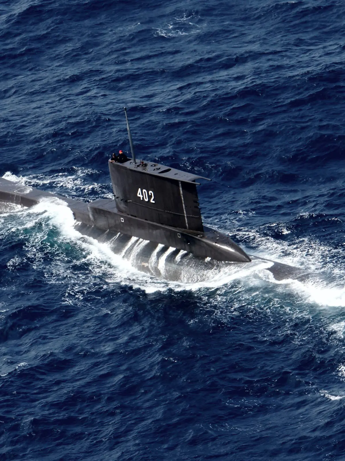 06.10.2014, Indonesien, Tuban: Das U-Boot KRI Nanggala der indonesischen Marine fährt in den Gewässern vor Ost-Java (Luftbild aus einer indonesischen Marine-Hubschrauber). Das mit 53 Seeleuten an Bord vermisste indonesische Militär-U-Boot liegt vermutlich 600 bis 700 Meter unter Wasser. Foto: Eric Ireng/AP/dpa +++ dpa-Bildfunk +++