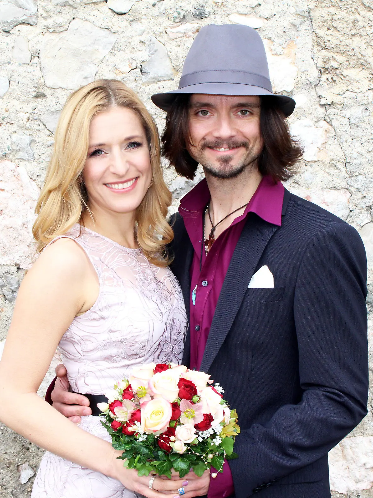 HANDOUT - Die deutsche Volksmusiksängerin Stefanie Hertel und der österreichische Rockmusiker Lanny Isis posieren am Tag ihrer Hochzeit am Ostersonntag 20.04.2014 in Bayern. Foto: privat/dpa - ACHTUNG: Honorarfrei - Nur redaktionelle Verwendung in Verbindung mit der aktuellen Berichterstattung und nur bei Nennung der Quelle Privat/dpa (zu dpa vom 22.04.2014) +++(c) dpa - Bildfunk+++