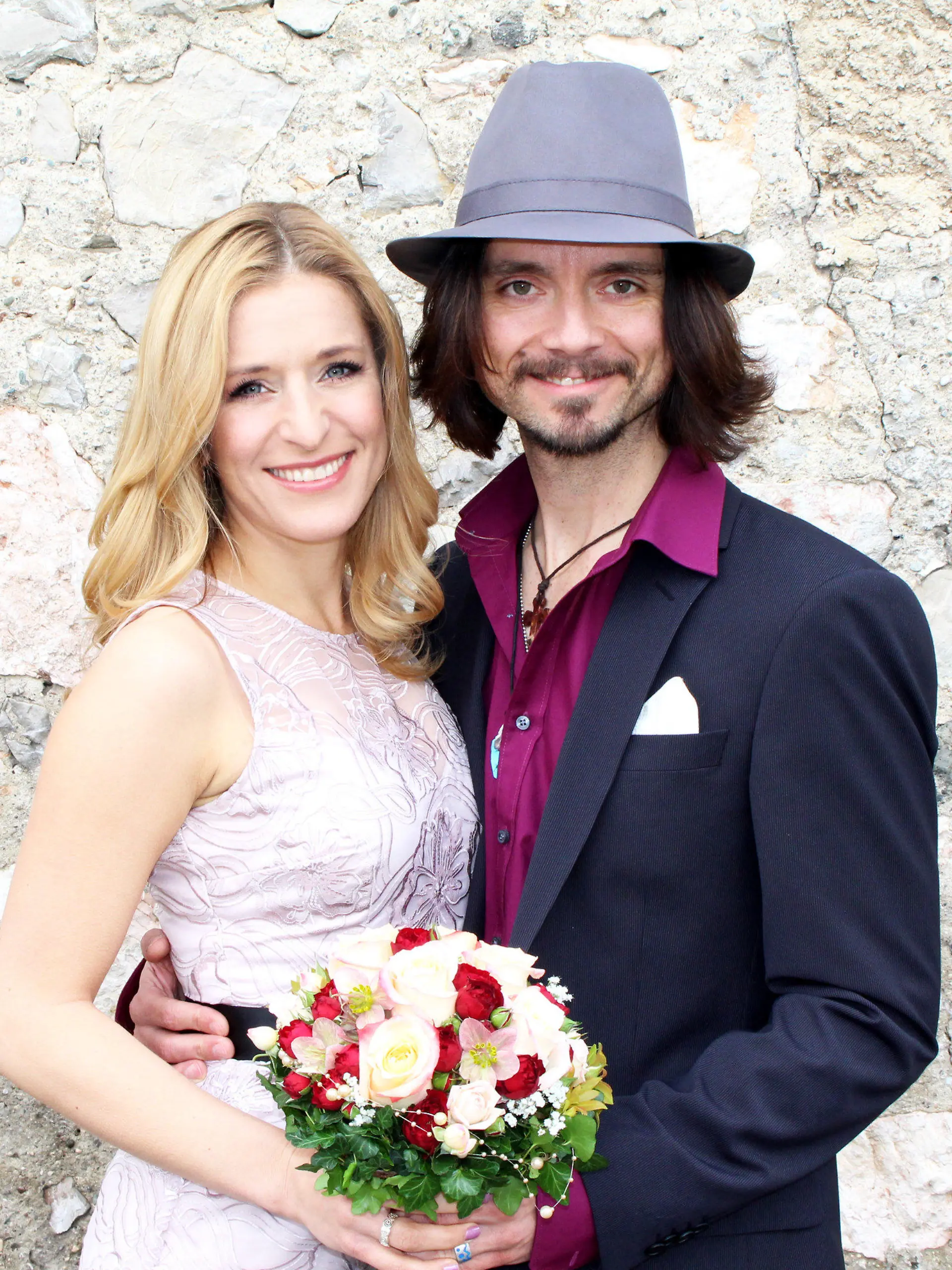 HANDOUT - Die deutsche Volksmusiksängerin Stefanie Hertel und der österreichische Rockmusiker Lanny Isis posieren am Tag ihrer Hochzeit am Ostersonntag 20.04.2014 in Bayern. Foto: privat/dpa - ACHTUNG: Honorarfrei - Nur redaktionelle Verwendung in Verbindung mit der aktuellen Berichterstattung und nur bei Nennung der Quelle Privat/dpa (zu dpa vom 22.04.2014) +++(c) dpa - Bildfunk+++
