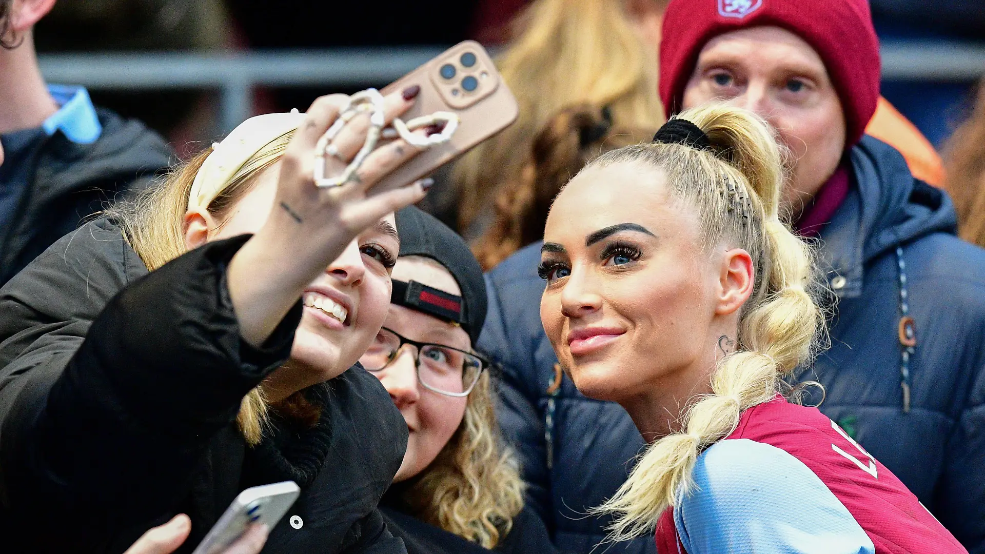 Alisha Lehmann of Aston Villa has a selfie with some Villa fans following the FA Women s Super League match between Brighton & Hove Albion Women and Aston Villa at The People s Pension Stadium on February 12th 2023 in Crawley, United Kingdom Where: Crawley, West Sussex, United Kingdom When: 12 Feb 2023 Credit: Jeff Mood/phcimages/Cover Images **NOT AVAILABLE FOR PUBLICATION IN UK NEWSPAPERS** PUBLICATIONxNOTxINxUKxFRA Copyright: xJeffxMood/phcimages/CoverxImagesx 52437444