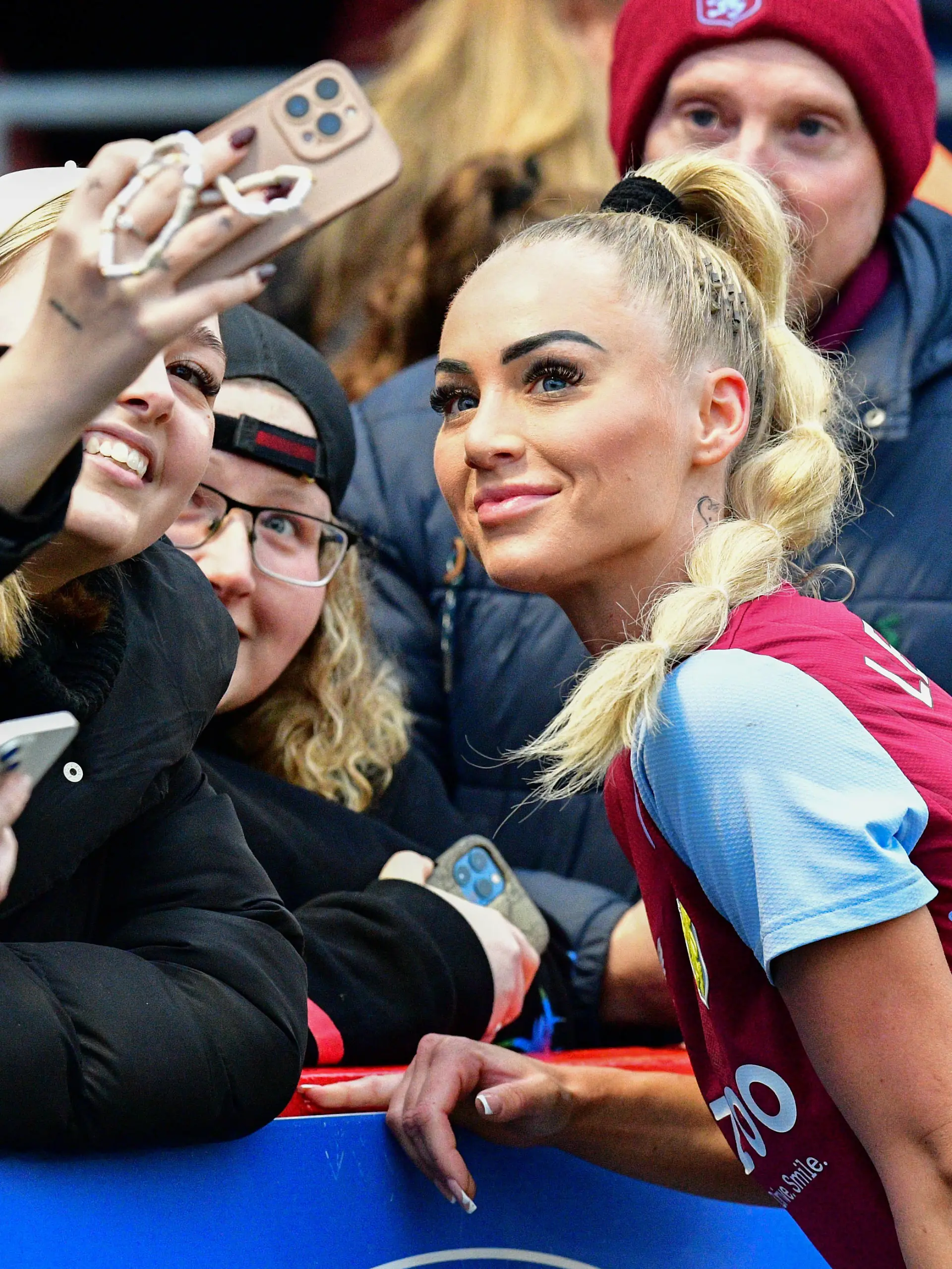 Alisha Lehmann of Aston Villa has a selfie with some Villa fans following the FA Women s Super League match between Brighton & Hove Albion Women and Aston Villa at The People s Pension Stadium on February 12th 2023 in Crawley, United Kingdom Where: Crawley, West Sussex, United Kingdom When: 12 Feb 2023 Credit: Jeff Mood/phcimages/Cover Images **NOT AVAILABLE FOR PUBLICATION IN UK NEWSPAPERS** PUBLICATIONxNOTxINxUKxFRA Copyright: xJeffxMood/phcimages/CoverxImagesx 52437444