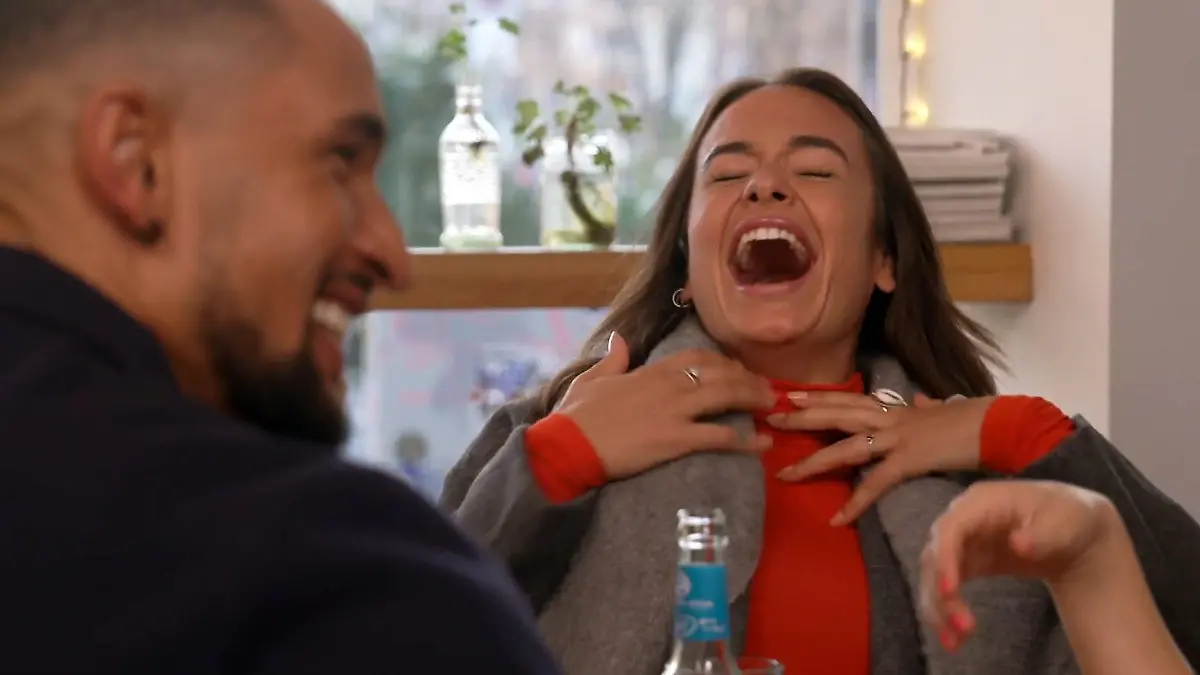 Bachelor-Kandidatin Angelina hat gut Lachen