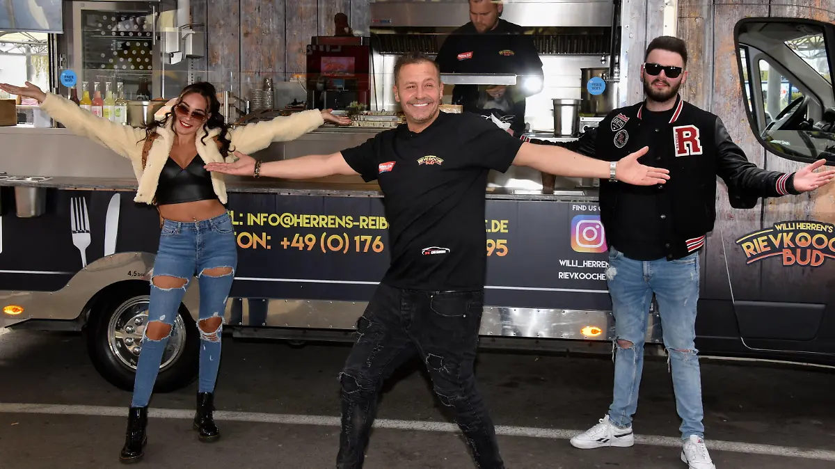 Schauspieler und Reality-Star Willi Herren, seine Tochter Alessia l und sein Sohn Stefano r bei der Eröffnung seiner Willi Herrens Rievkooche Bud Willi Herren s Reibekuchen Bude, Ein Foodtruck auf dem Segros Gelände *** Actor and reality star Willi Herren, his daughter Alessia l and his son Stefano r at the opening of his Willi Herrens Rievkooche Bud Willi Herren s Reibekuchen Bude, A Foodtruck on the Segros Grounds