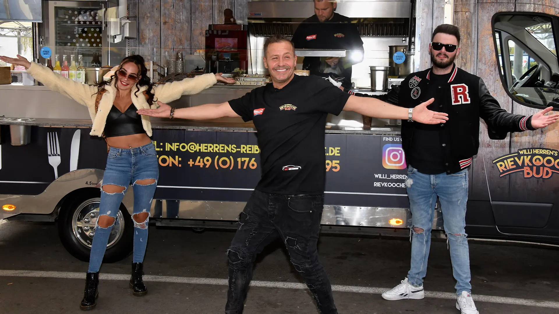 Schauspieler und Reality-Star Willi Herren, seine Tochter Alessia l und sein Sohn Stefano r bei der Eröffnung seiner Willi Herrens Rievkooche Bud Willi Herren s Reibekuchen Bude, Ein Foodtruck auf dem Segros Gelände *** Actor and reality star Willi Herren, his daughter Alessia l and his son Stefano r at the opening of his Willi Herrens Rievkooche Bud Willi Herren s Reibekuchen Bude, A Foodtruck on the Segros Grounds