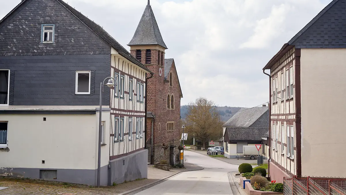 20.04.2021, Rheinland-Pfalz, Korweiler: Das Dorf Korweiler im Rhein-Hunsrück-Kreis. Kein Einwohner des 80-Seelen-Dorfs hat sich bisher mit Corona infiziert. (zu dpa "Leben ohne Seuche - Coronafreie Dörfer") Foto: Thomas Frey/dpa +++ dpa-Bildfunk +++