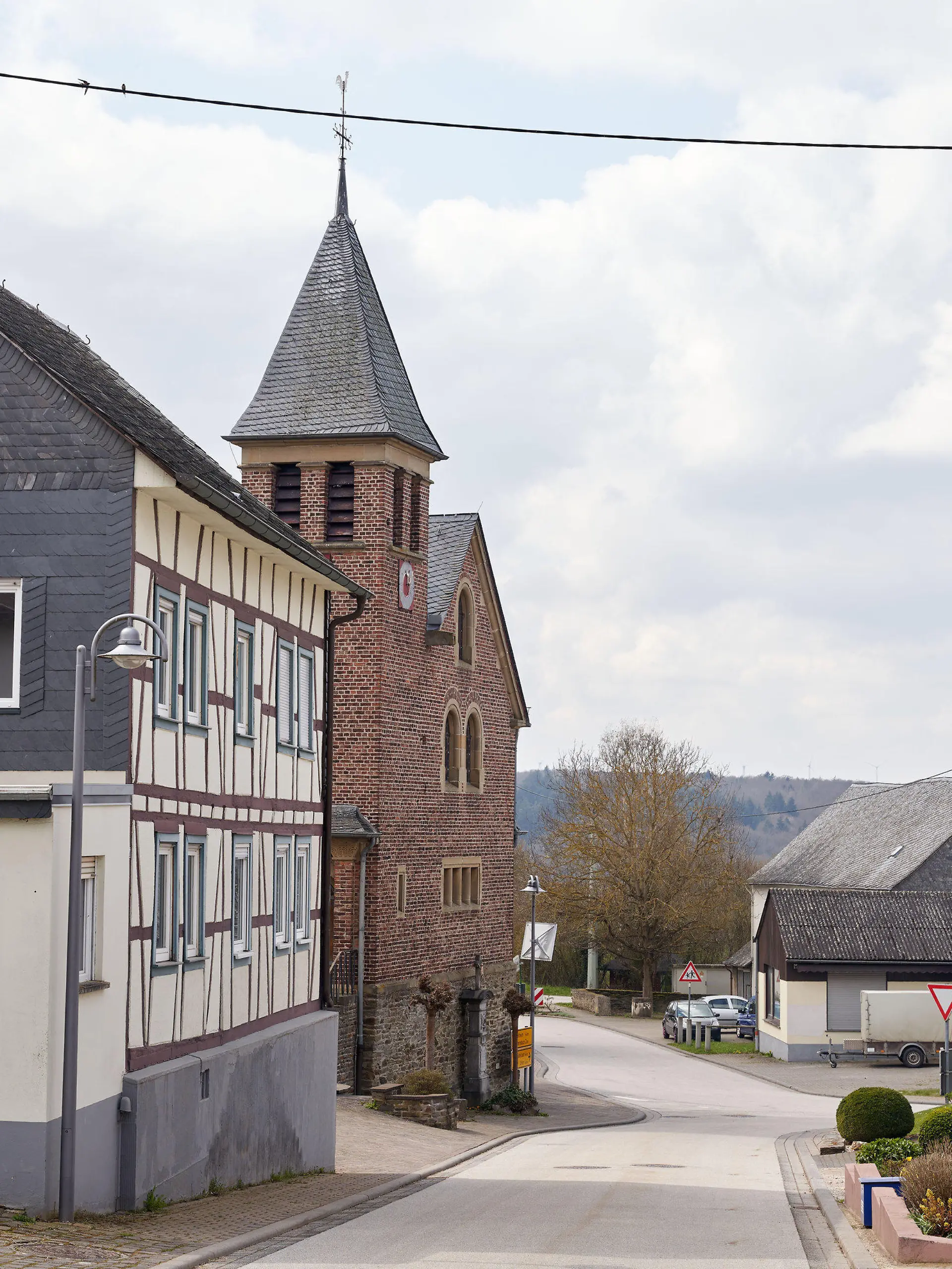 20.04.2021, Rheinland-Pfalz, Korweiler: Das Dorf Korweiler im Rhein-Hunsrück-Kreis. Kein Einwohner des 80-Seelen-Dorfs hat sich bisher mit Corona infiziert.     (zu dpa "Leben ohne Seuche - Coronafreie Dörfer") Foto: Thomas Frey/dpa +++ dpa-Bildfunk +++