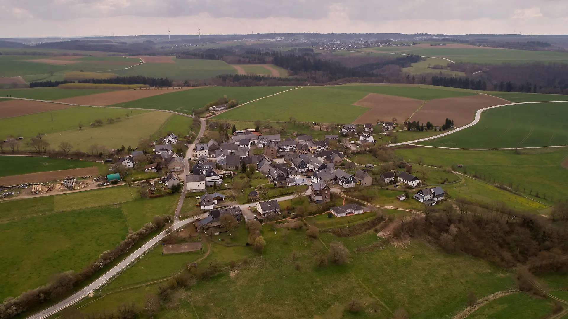20.04.2021, Rheinland-Pfalz, Korweiler: Das Dorf Korweiler im Rhein-Hunsrück-Kreis (Luftaufnahme mit einer Drohne). Kein Einwohner des 80-Seelen-Dorfs hat sich bisher mit Corona infiziert.     (zu dpa "Leben ohne Seuche - Coronafreie Dörfer") Foto: Thomas Frey/dpa +++ dpa-Bildfunk +++