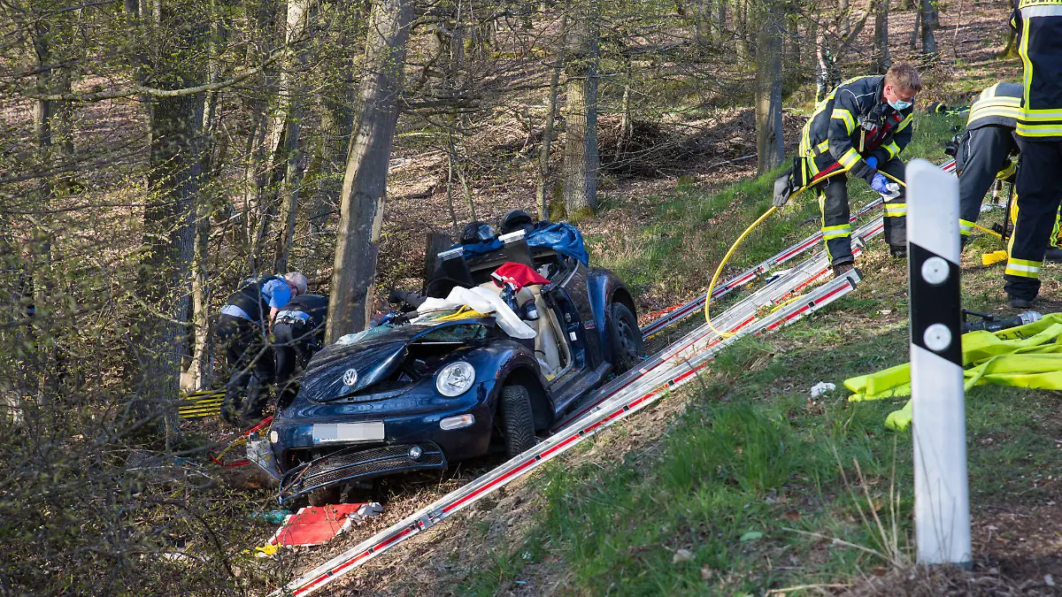 24.04.2021, Hessen, Heidenrod: Einsatzkräfte der Feuerwehr untersuchen eine Unfallstelle, nachdem ein Auto gegen einen Baum geprallt ist. (zu dpa «Cabrio prallt gegen Baum: zwei Tote und drei Schwerverletzte») Foto: Michael Ehresmann/Wiesbaden112.de/dpa +++ dpa-Bildfunk +++