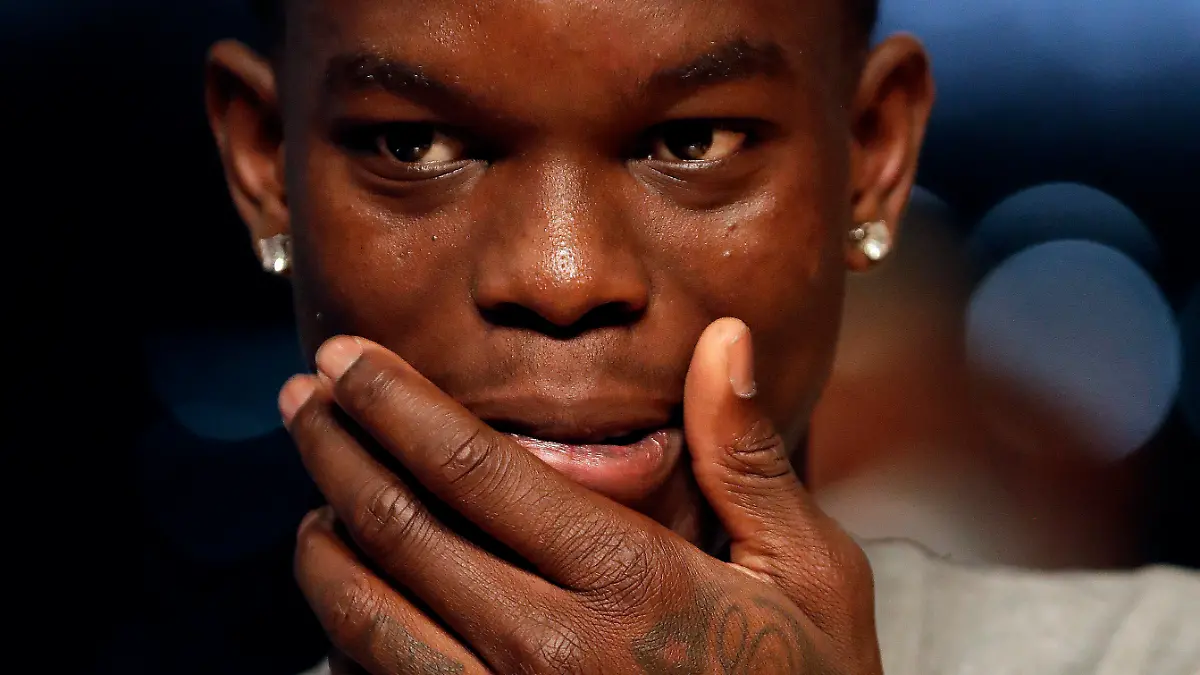 ARCHIV - Team Afrikas Basketballspieler Dennis Schröder aus Deutschland, der in der NBA für die Atlanta Hawks spielt, schaut sich am 04.08.2017 in Johannesburg (Südafrika) das Training der Spieler im Ticketpro Dome in Johannesburg vor den NBA Afrika Games 2017 zwischen Team Afrika und Team World an. (zu dpa-Meldung: «NBA-Jungstar Schröder hat in USA Ärger mit der Polizei» vom 29.09.2017) Foto: Themba Hadebe/AP/dpa +++(c) dpa - Bildfunk+++
