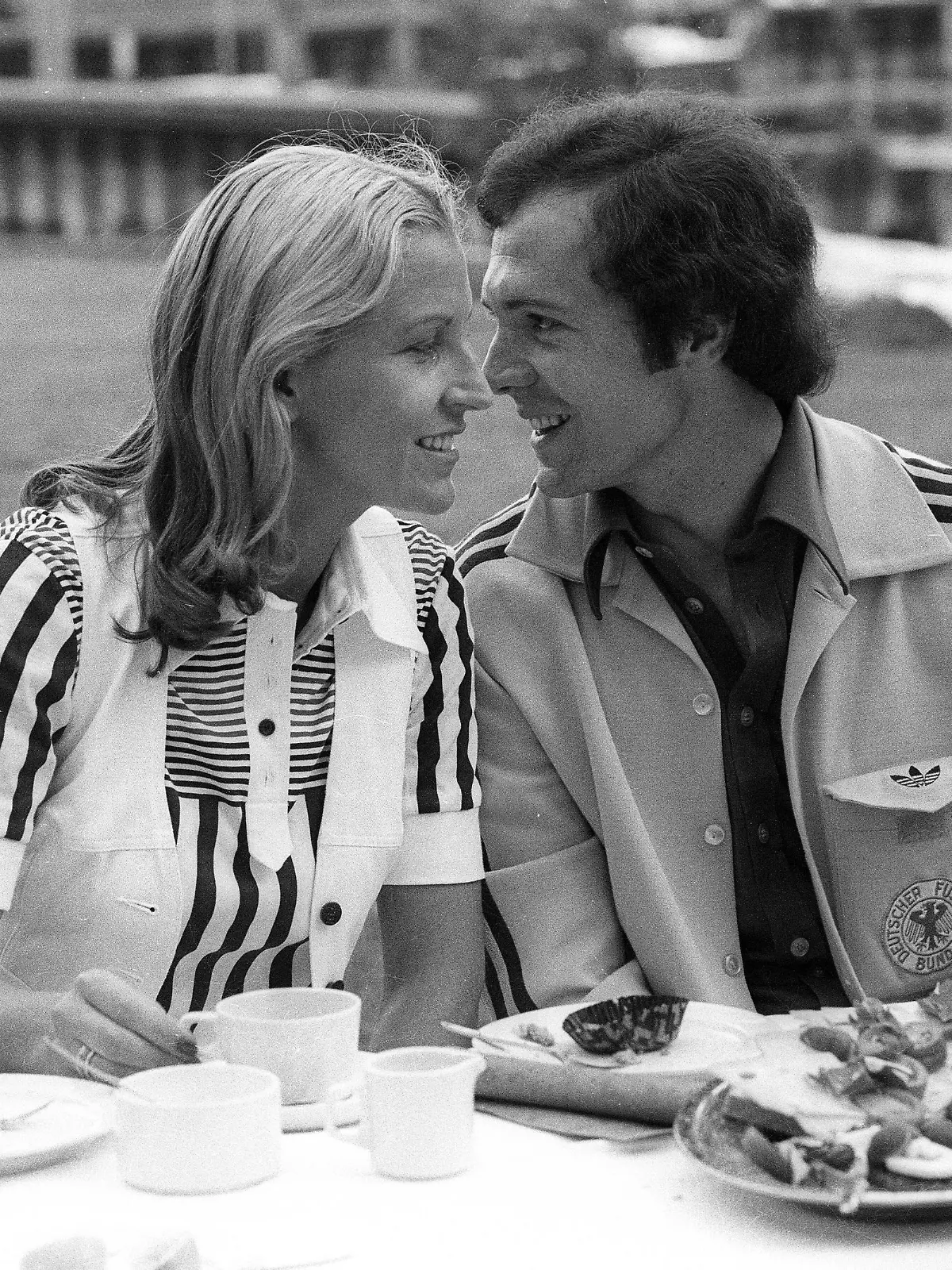 Die deutsche Nationalmannschaft zu Besuch bei Houdek, Franz Beckenbauer (BR Deutschland) mit seiner Frau Brigitte

The German national team to Visit at Houdek Franz Beckenbauer BR Germany with his Woman Brigitte