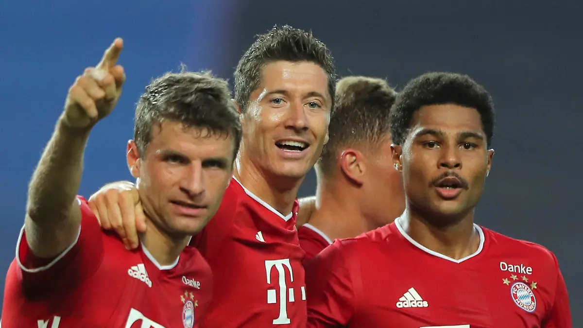 19.08.2020, Portugal, Lissabon: Fußball: Champions League, Olympique Lyon - Bayern München, Final-Eight, Halbfinale im Jose Alvalade Stadion: Bayerns Thomas Müller (l-r), Robert Lewandowski und Torschütze Serge Gnabry jubeln über den Treffer zum 0:2. (Wiederholung mit verändertem Bildausschnitt) Foto: Miguel A. Lopes/pool EPA via AP/dpa +++ dpa-Bildfunk +++