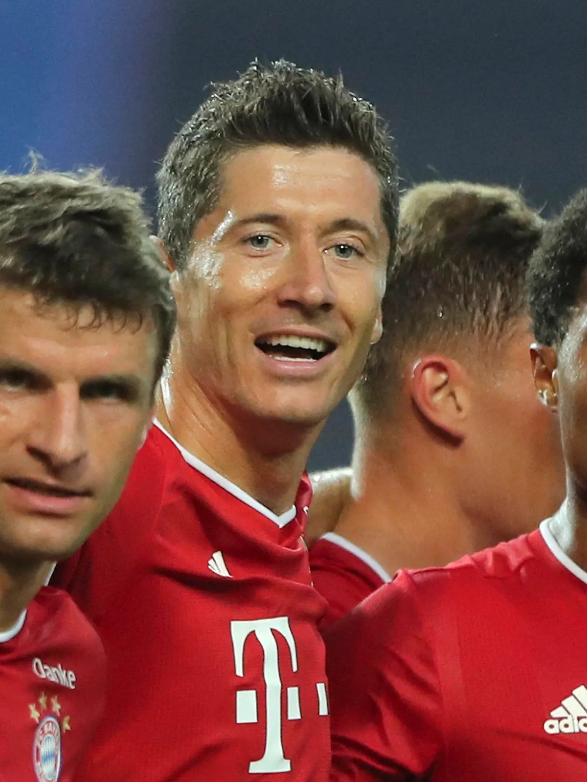 19.08.2020, Portugal, Lissabon: Fußball: Champions League, Olympique Lyon - Bayern München, Final-Eight, Halbfinale im Jose Alvalade Stadion: Bayerns Thomas Müller (l-r), Robert Lewandowski und Torschütze Serge Gnabry jubeln über den Treffer zum 0:2. (Wiederholung mit verändertem Bildausschnitt) Foto: Miguel A. Lopes/pool EPA via AP/dpa +++ dpa-Bildfunk +++