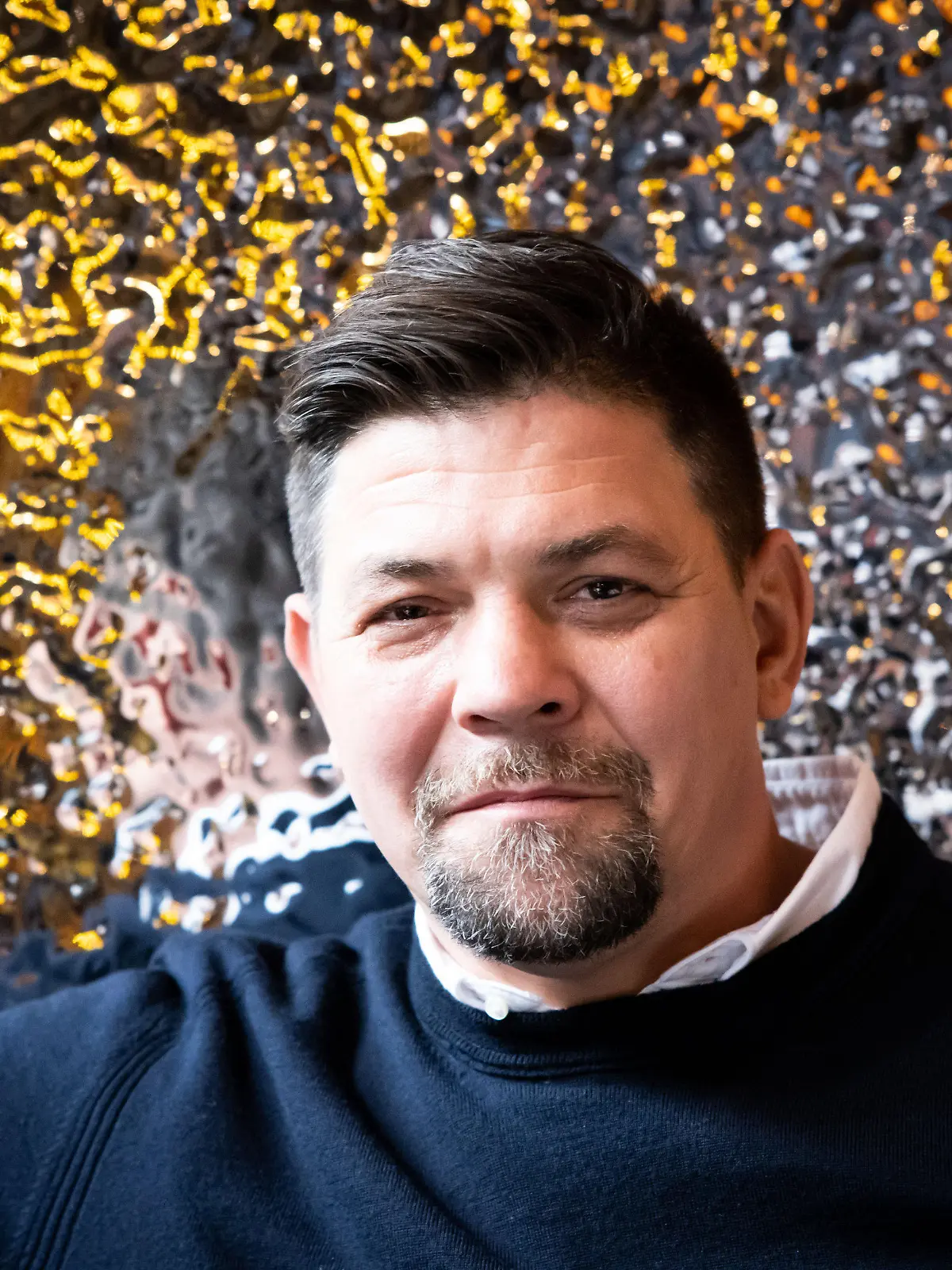ARCHIV - 02.10.2020, Hamburg: TV-Koch Tim Mälzer sitzt an einem Tisch in den neu gestalteten Räumen seines Restaurants "Bullerei". (zu dpa  "Corona und kein Ende: Was Google-Nutzer in Hamburg interessierte") Foto: Christian Charisius/dpa +++ dpa-Bildfunk +++