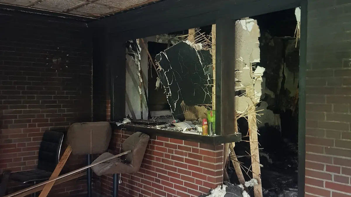 Durch das Feuer sind die Fenster gesprungen.