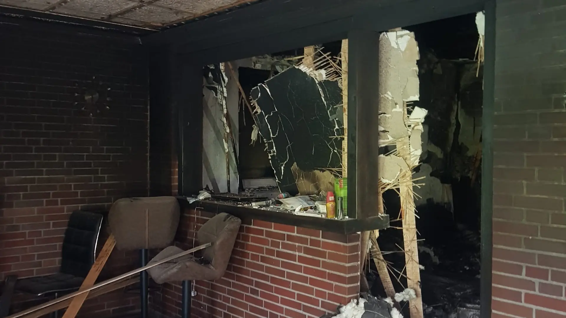 Durch das Feuer sind die Fenster gesprungen.
