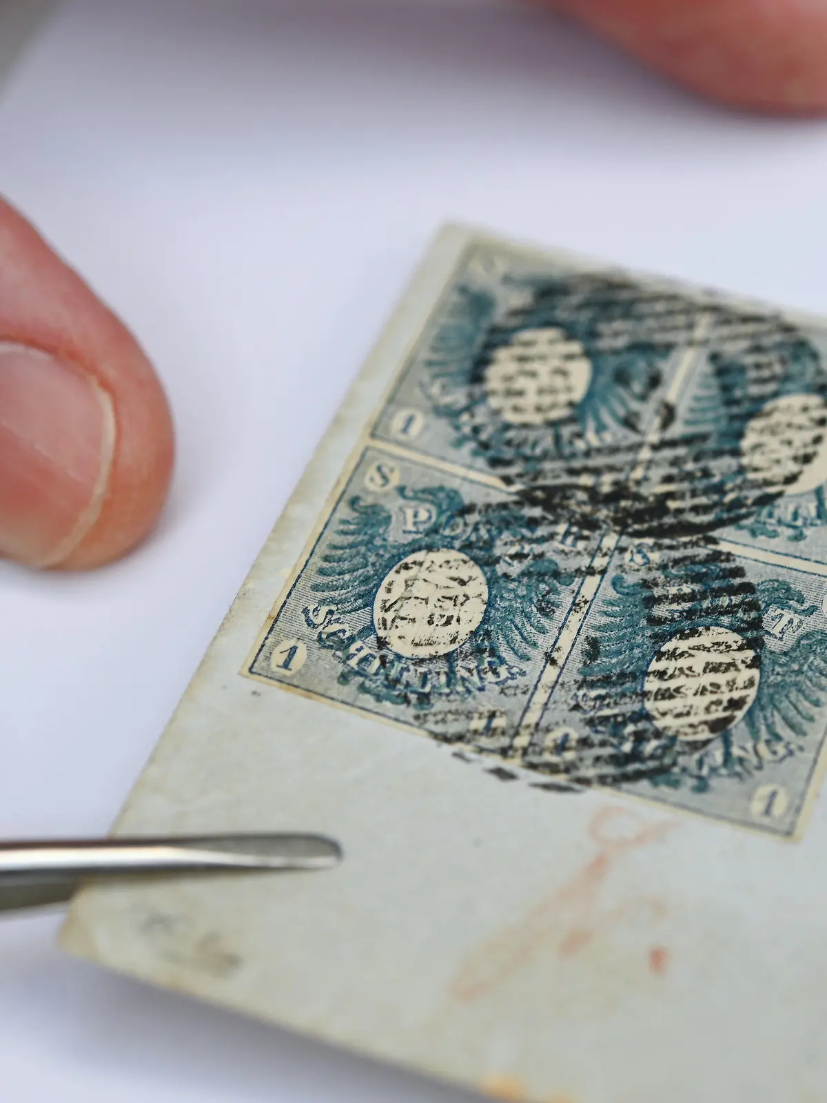 31.03.2021, Hessen, Wiesbaden: Im Auktionshaus Heinrich Köhler wird ein Viererblock einer 1 Schilling-Wappenausgabe in blau von 1850 auf kleinem Briefkuvert gezeigt. Die sogenannten «Rebellenmarken» aus Schleswig-Holstein gehören zu den seltenen Briefmarken aus den Jahren 1850/51, die am 24. April in Wiesbaden versteigert werden. Das Startgebot für die «Rebellenmarken» liegt bei 40.000 Euro. Aufgrund ihrer besonderen Geschichte gehörten die Stücke zu den exklusivsten klassischen deutschen Markenausgaben des 19. Jahrhunderts. Foto: Arne Dedert/dpa +++ dpa-Bildfunk +++