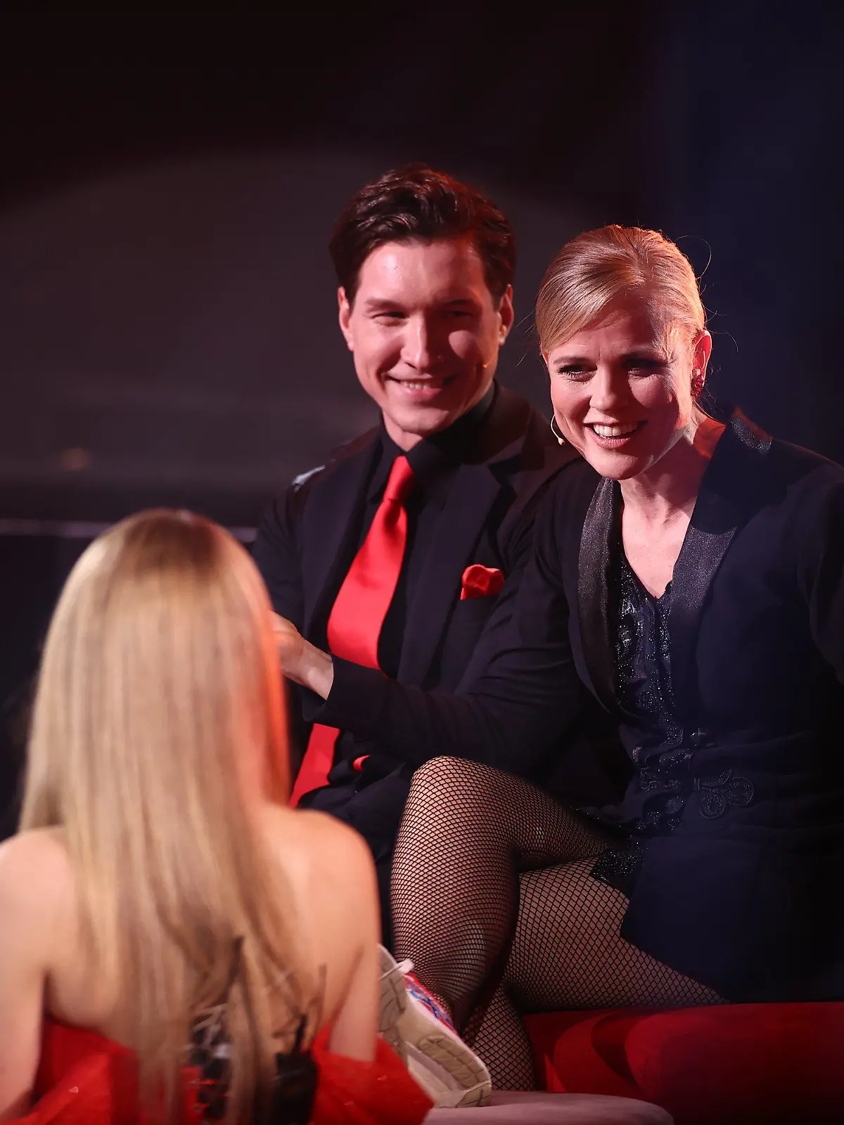 23.04.2021, Nordrhein-Westfalen, Köln: Ilse DeLange, Sängerin, und Evgeny Vinokurov, Profitänzer, sitzen am Rande der Bühne der RTL-Show "Let's Dance". Sie kann durch eine Verletzung am Fuß nicht tanzen. Foto: Rolf Vennenbernd/dpa +++ dpa-Bildfunk +++