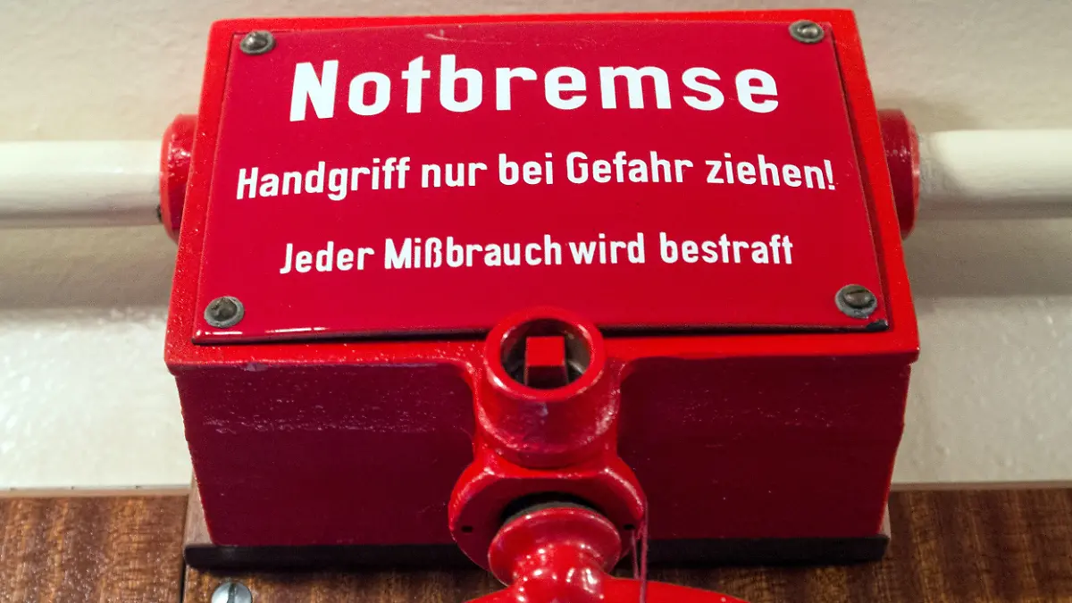 ARCHIV - 03.06.2015, Brandenburg, Erkner: Eine Notbremse in einer historischen S-Bahn, aufgenommen während eines Pressetermins in der S-Bahn-Betriebswerkstatt. Die geplante Corona-Notbremse mit verbindlichen Regeln für den Kampf gegen die dritte Welle der Pandemie in ganz Deutschland hat im Bundestag zu einem heftigen Schlagabtausch geführt. Die Opposition kritisierte am Mittwoch vor der entscheidenden Abstimmung im Plenum unter anderem erhebliche Grundrechtseinschränkungen. Vizekanzler Scholz (SPD) verteidigte die Neuregelungen, die zu mehr Verständlichkeit und größerer Unterstützung bei den Bürgern beitragen sollten. Mit den Änderungen des Infektionsschutzgesetzes soll sich an diesem Donnerstag auch noch der Bundesrat befassen. Foto: Patrick Pleul/dpa-Zentralbild/dpa +++ dpa-Bildfunk +++