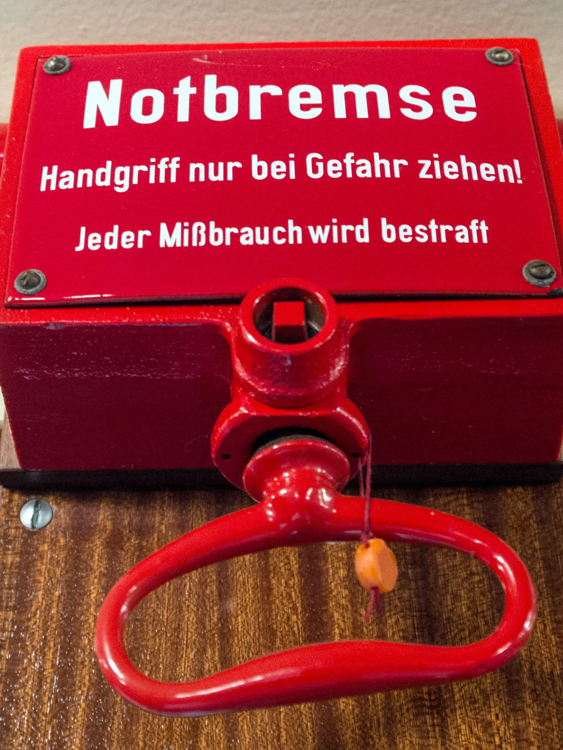 ARCHIV - 03.06.2015, Brandenburg, Erkner: Eine Notbremse in einer historischen S-Bahn, aufgenommen während eines Pressetermins in der S-Bahn-Betriebswerkstatt. Die geplante Corona-Notbremse mit verbindlichen Regeln für den Kampf gegen die dritte Welle der Pandemie in ganz Deutschland hat im Bundestag zu einem heftigen Schlagabtausch geführt. Die Opposition kritisierte am Mittwoch vor der entscheidenden Abstimmung im Plenum unter anderem erhebliche Grundrechtseinschränkungen. Vizekanzler Scholz (SPD) verteidigte die Neuregelungen, die zu mehr Verständlichkeit und größerer Unterstützung bei den Bürgern beitragen sollten. Mit den Änderungen des Infektionsschutzgesetzes soll sich an diesem Donnerstag auch noch der Bundesrat befassen. Foto: Patrick Pleul/dpa-Zentralbild/dpa +++ dpa-Bildfunk +++