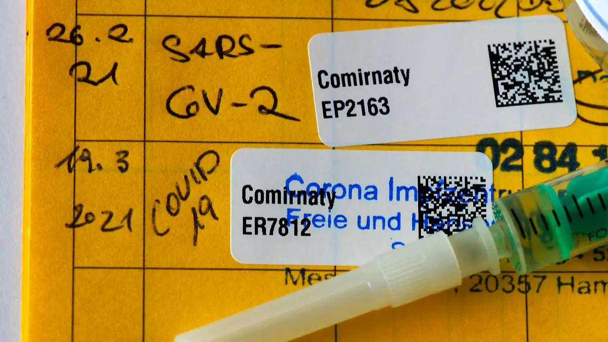 Impfpass mit Corona-Impfung *** Vaccination certificate with Corona vaccination 1000005130