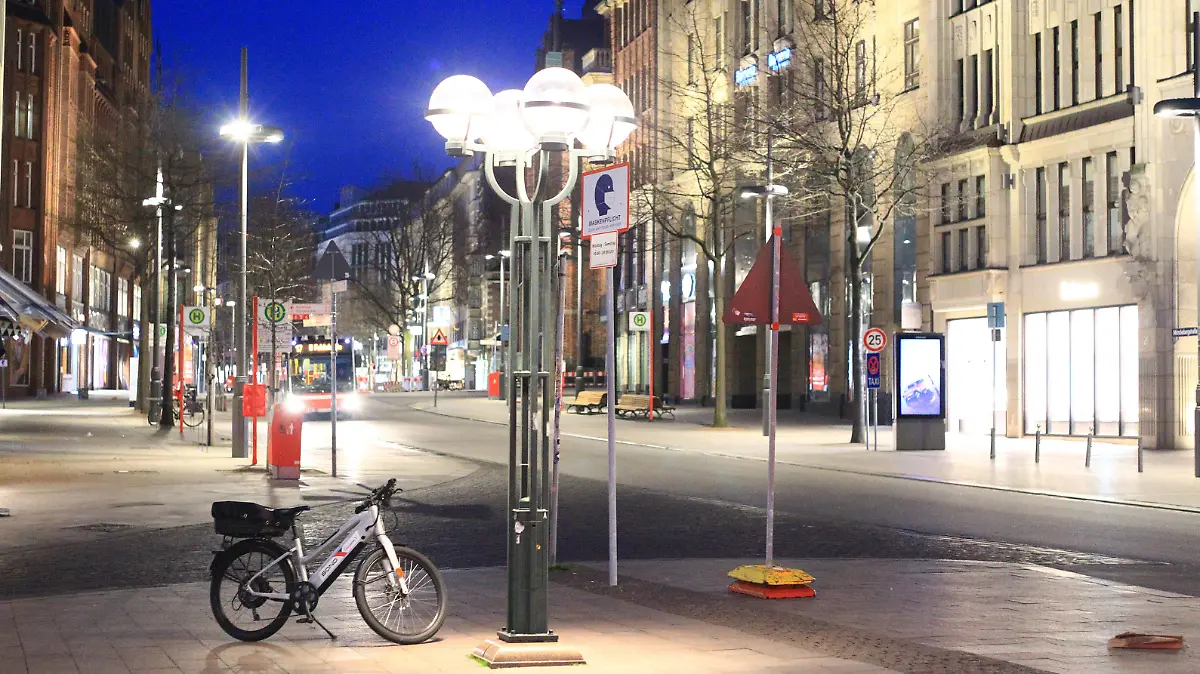  Menschenleere Geschäftsstraße/Flaniermeile Mönckebergstraße in der Hamburger Innenstadt während der Ausgangssperre. Innenstadt Hamburg *** Deserted shopping street Mönckebergstraße in Hamburg city centre during curfew Hamburg city centre