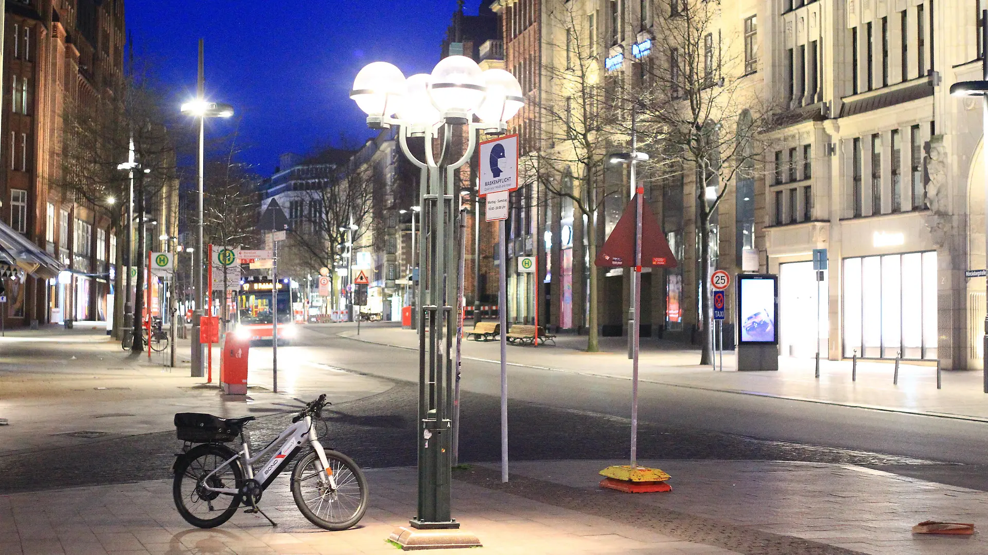 Menschenleere Geschäftsstraße/Flaniermeile Mönckebergstraße in der Hamburger Innenstadt während der Ausgangssperre. Innenstadt Hamburg *** Deserted shopping street Mönckebergstraße in Hamburg city centre during curfew Hamburg city centre