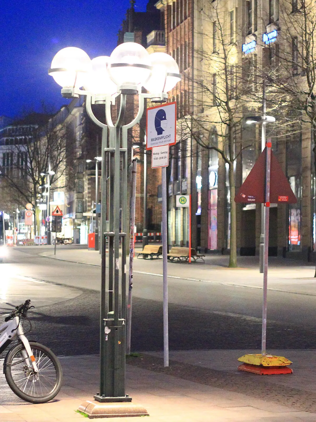 Menschenleere Geschäftsstraße/Flaniermeile Mönckebergstraße in der Hamburger Innenstadt während der Ausgangssperre. Innenstadt Hamburg *** Deserted shopping street Mönckebergstraße in Hamburg city centre during curfew Hamburg city centre