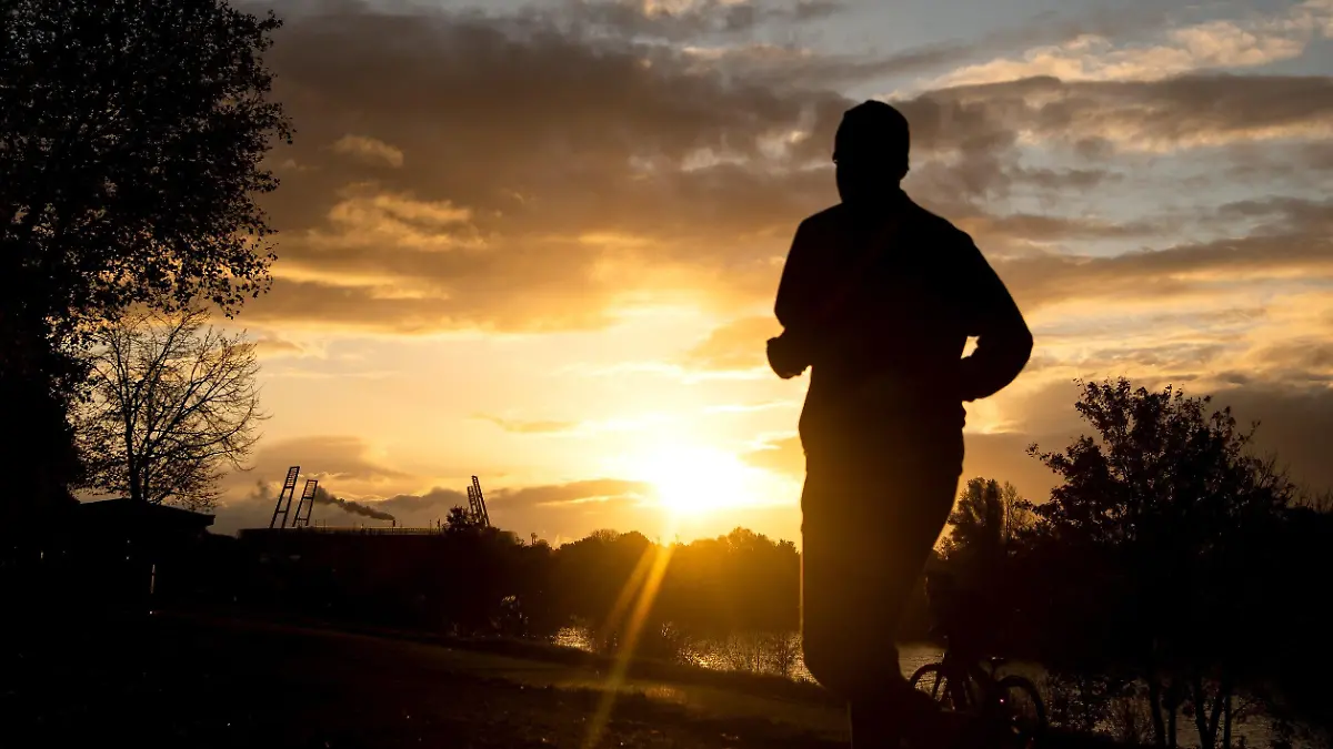 29.10.2020, Bremen: Ein Jogger läuft am frühen Morgen über den Osterdeich. Foto: Sina Schuldt/dpa +++ dpa-Bildfunk +++