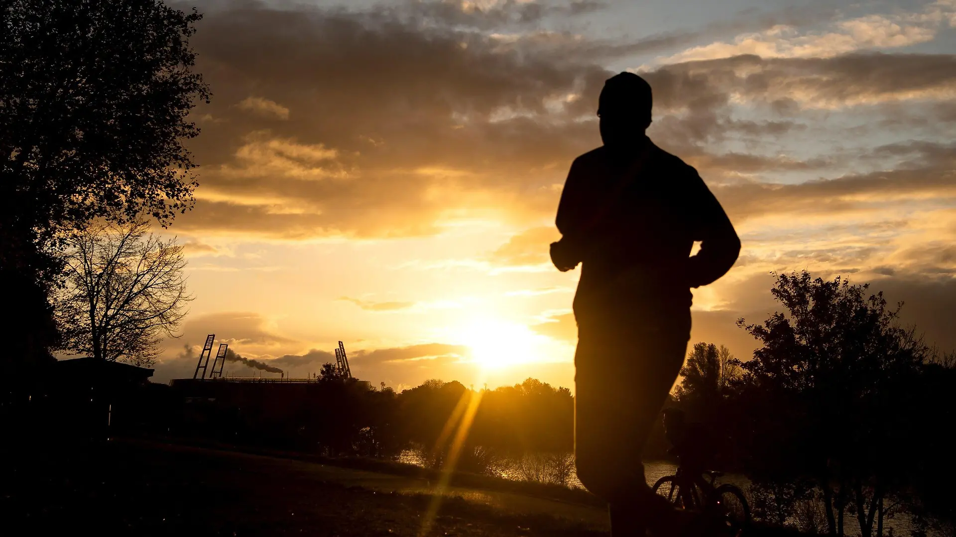 29.10.2020, Bremen: Ein Jogger läuft am frühen Morgen über den Osterdeich. Foto: Sina Schuldt/dpa +++ dpa-Bildfunk +++