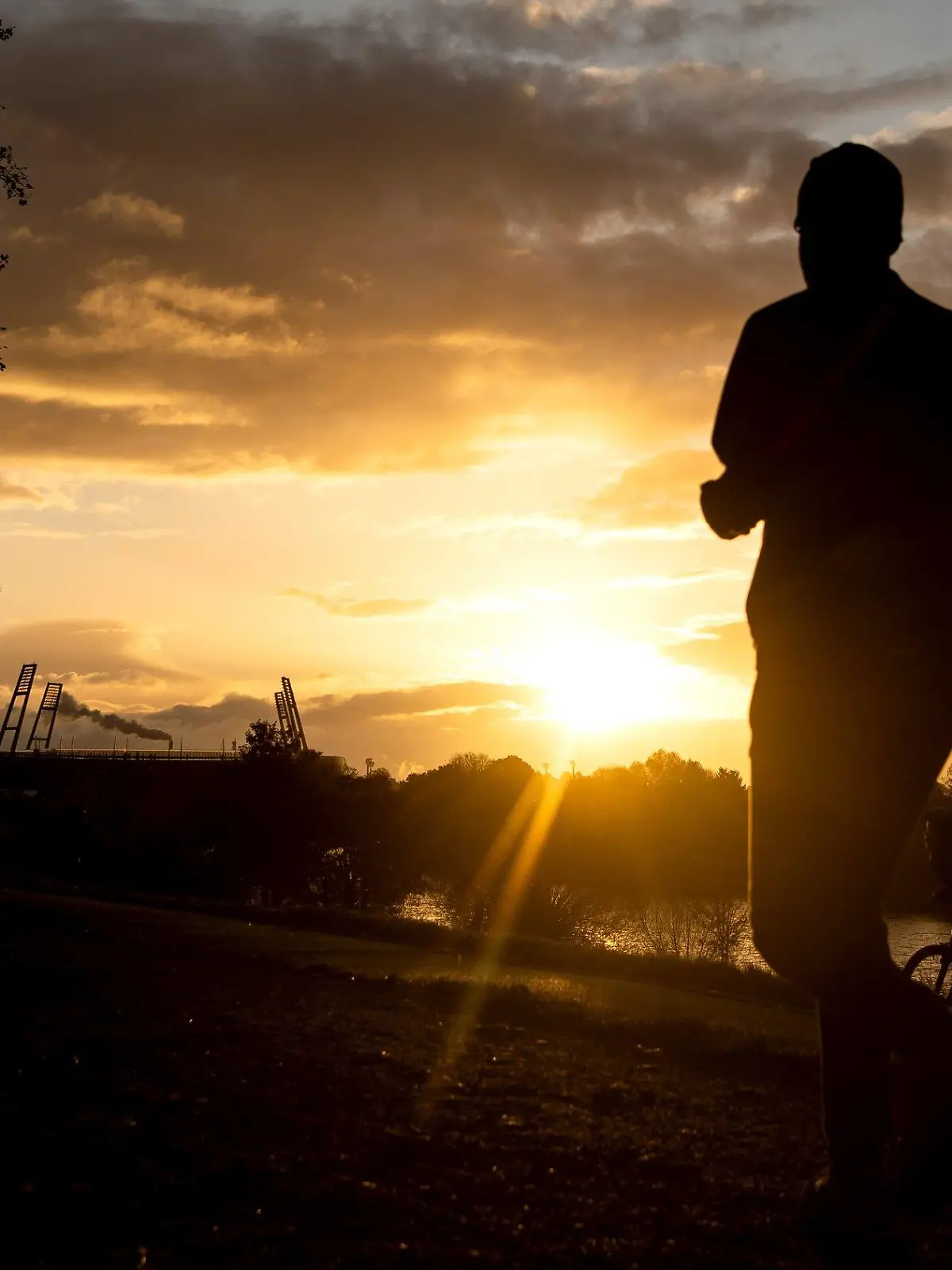 29.10.2020, Bremen: Ein Jogger läuft am frühen Morgen über den Osterdeich. Foto: Sina Schuldt/dpa +++ dpa-Bildfunk +++