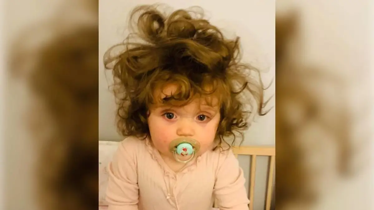 Lottie Batchelor (1) aus England mit ihrer wirren Mega-Lockenpracht