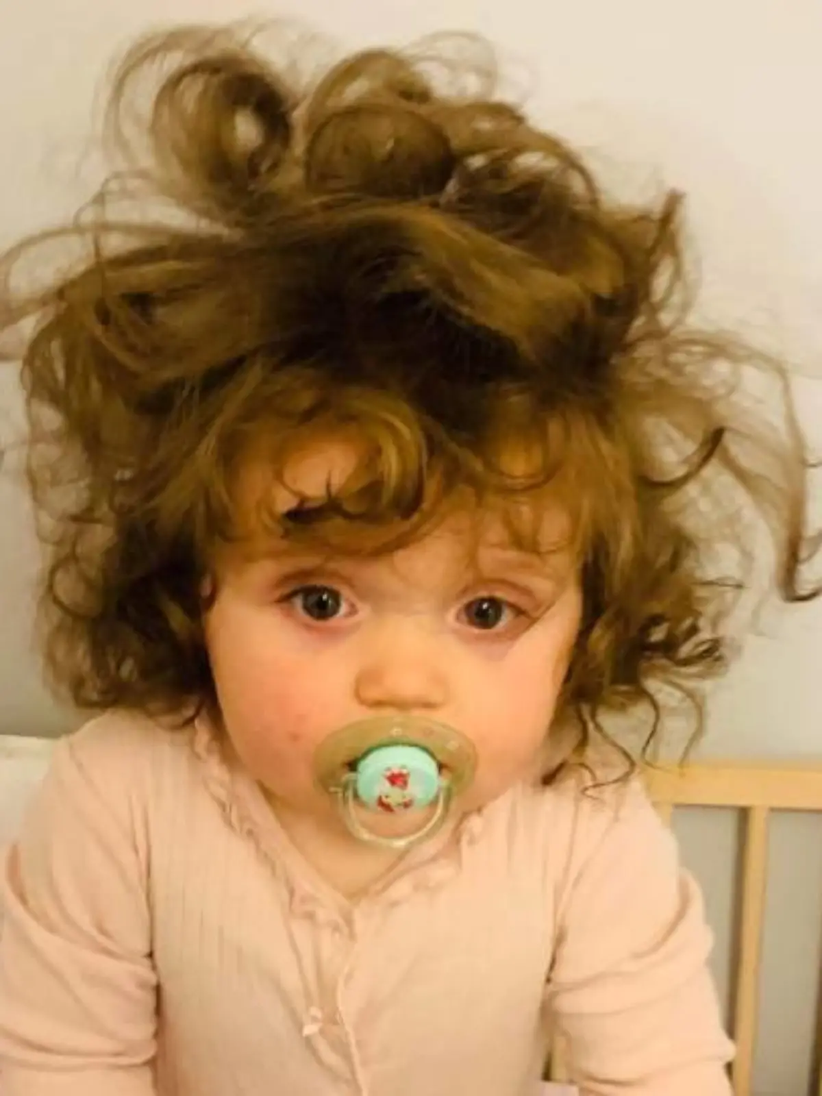 Lottie Batchelor (1) aus England mit ihrer wirren Mega-Lockenpracht