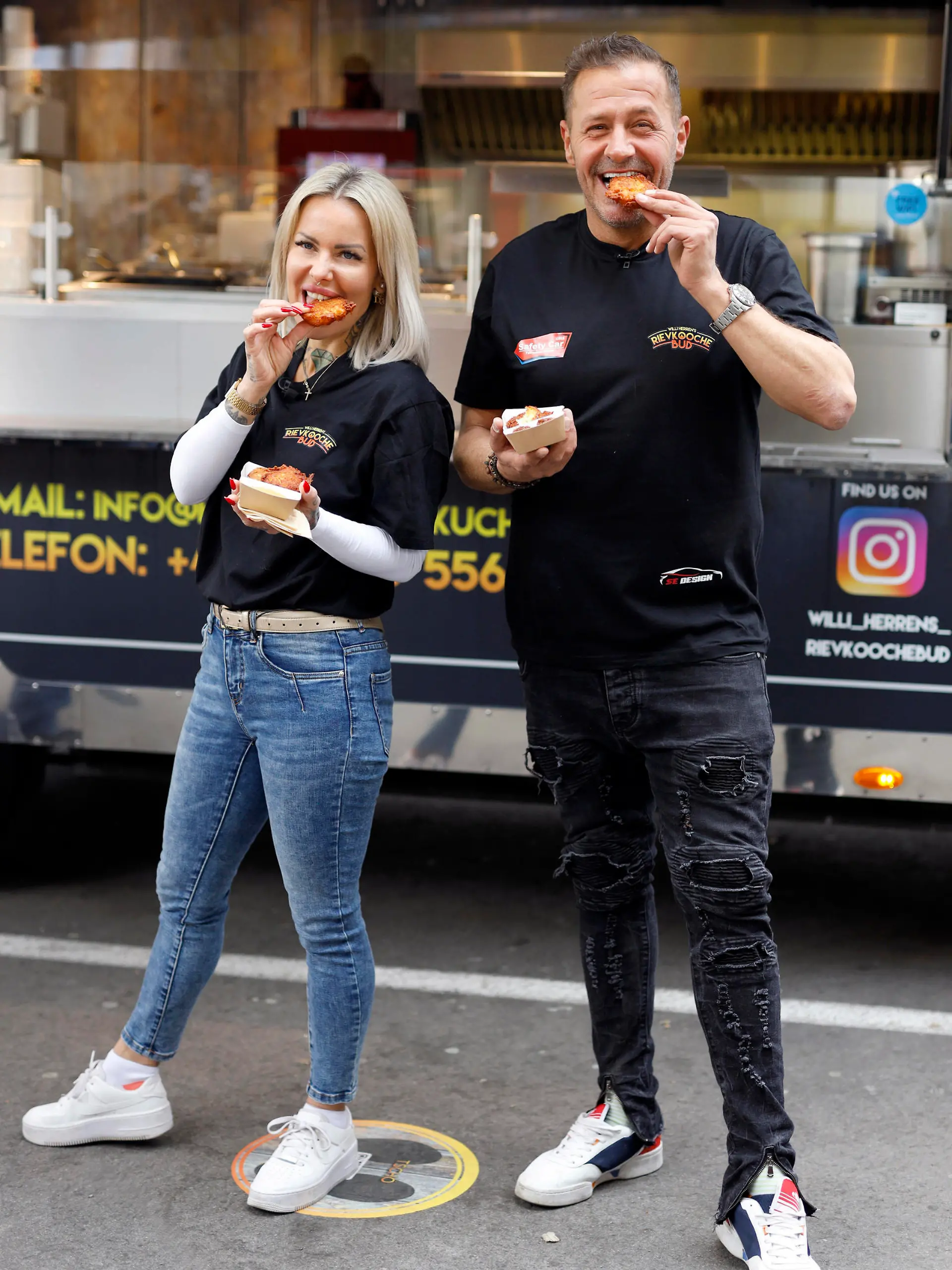  Miss Sugar und Willi Herren bei der Eröffnung von Willi Herren s Rievkooche Bud . Willi Herren stellt seinen Reibekuchen-Truck am Gelände der Selgros vor. Köln, 16.04.2021 *** Miss Sugar and Willi Herren at the opening of Willi Herren s Rievkooche Bud Willi Herren presents his Reibekuchen Truck at the Selgros Cologne, 16 04 2021 Foto:xC.xHardtx/xFuturexImage