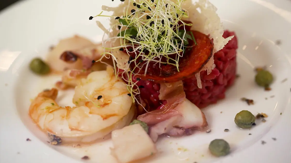 Das Rote-Bete-Risotto mit Meeresfrüchten bringt Farbe ins Spiel.