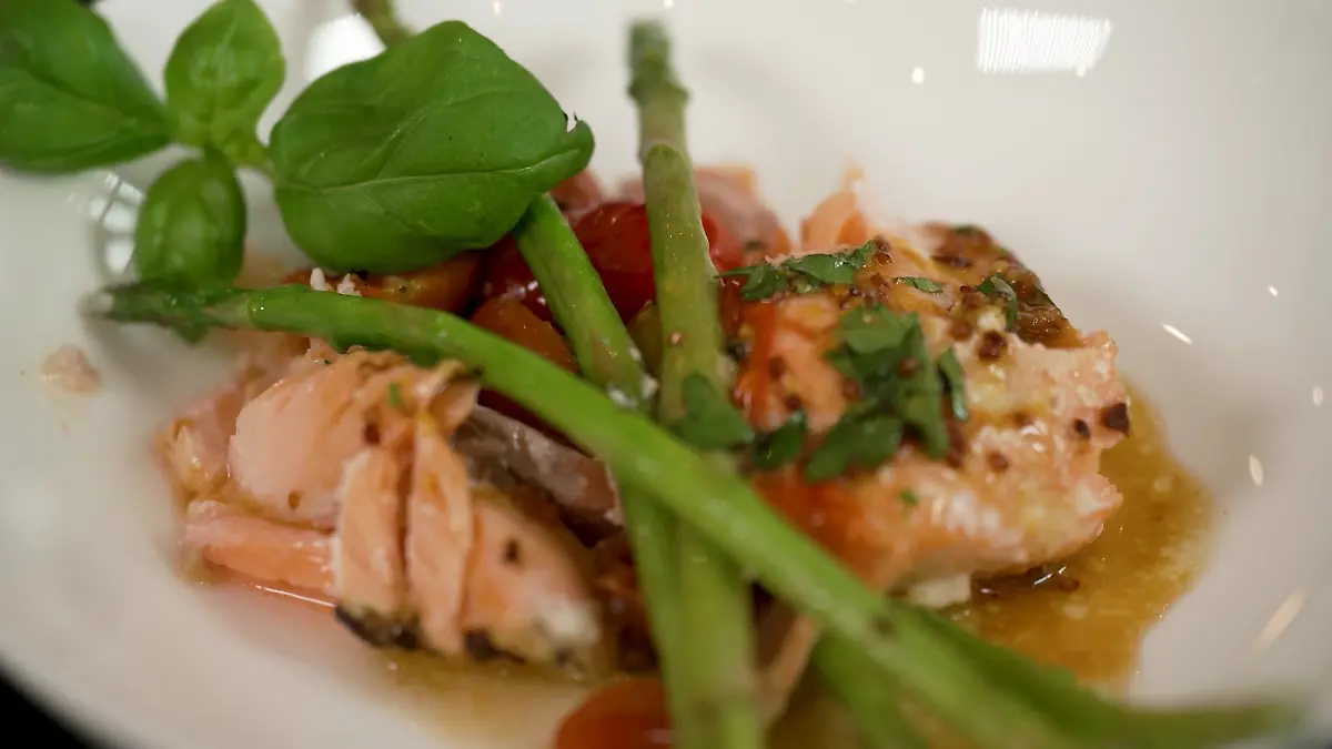 Der saftige Lachs auf Zitronenbett ist super einfach zuzubereiten.