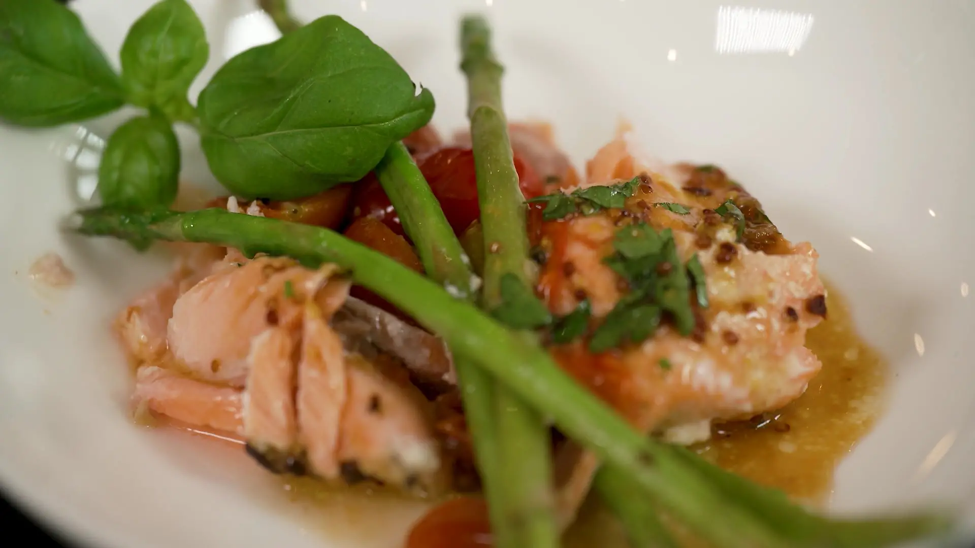 Der saftige Lachs auf Zitronenbett ist super einfach zuzubereiten.