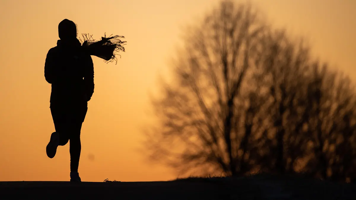 06.12.2019, Baden-Württemberg, Waldenbuch: Eine Frau joggt vor dem Sonnenaufgang. Foto: Sebastian Gollnow/dpa +++ dpa-Bildfunk +++